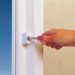 Yale 8K102 Wooden Push Button Window Lock - White - Pack of 2 with Key